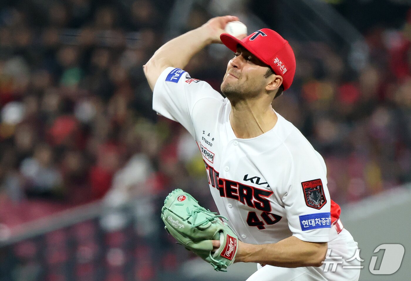 본문 이미지 - 30일 오후 전남광주 기아챔피언스필드에서 열린 프로야구 2026 신한 SOL KBO 포스트시즌 플레이오프 4차전 삼성 라이온즈와 KIA 타이거즈의 경기, KIA 선발 네일이 5회초 2사 삼성 구자욱을 상대로 힘차게 공을 던지고 있다. 2026.10.30 ⓒ 뉴스1 김진환 기자