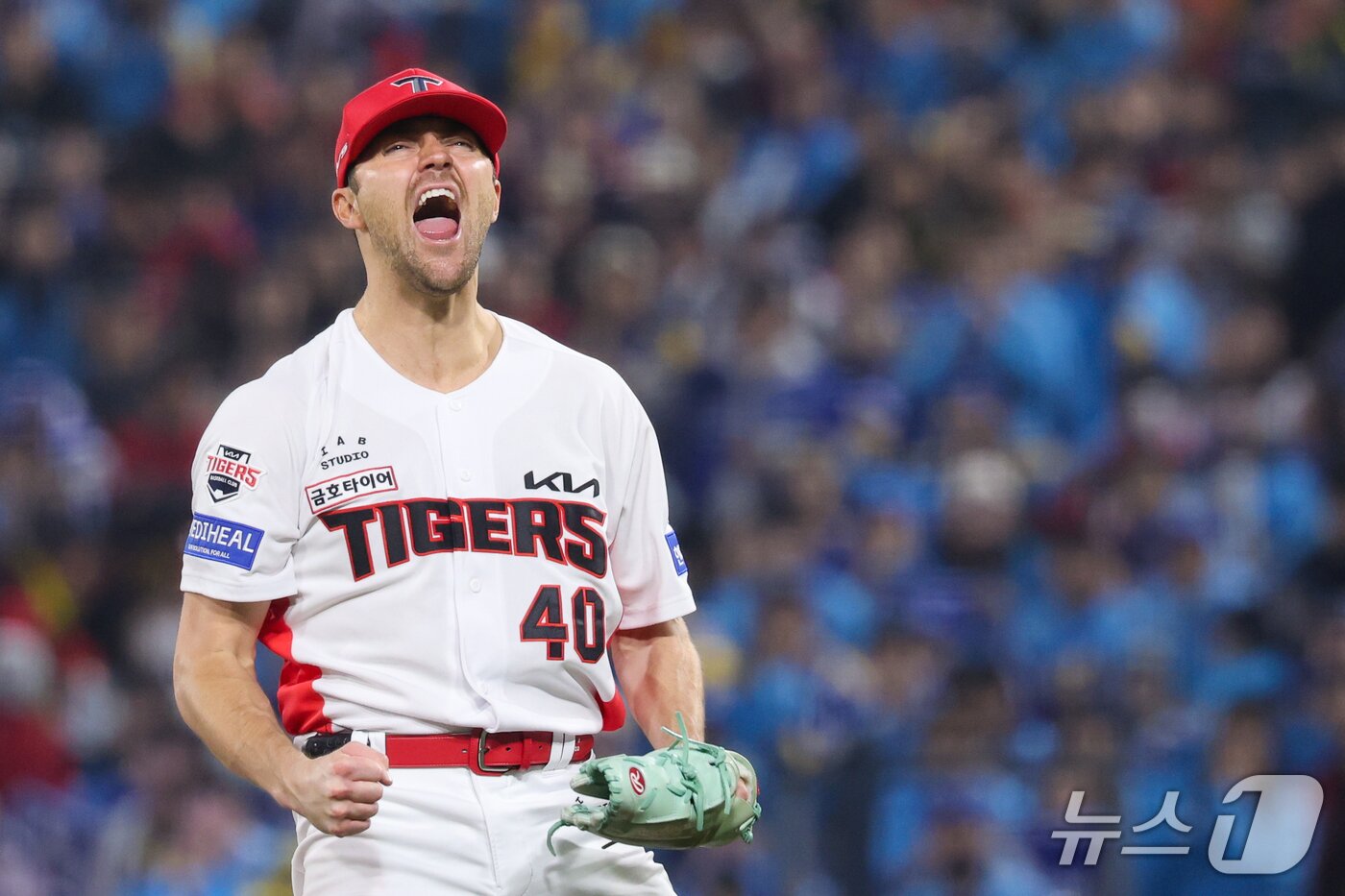 본문 이미지 - 30일 전남광주 북구 광주기아챔피언스필드에서 열린 프로야구 2026 신한 SOL KBO 포스트시즌 플레이오프 4차전 삼성 라이온즈와 KIA 타이거즈의 경기, 5회초를 무실점 마무리한 KIA 선발투수 네일이 포효하고 있다. 2026.10.30 ⓒ 뉴스1 안은나 기자