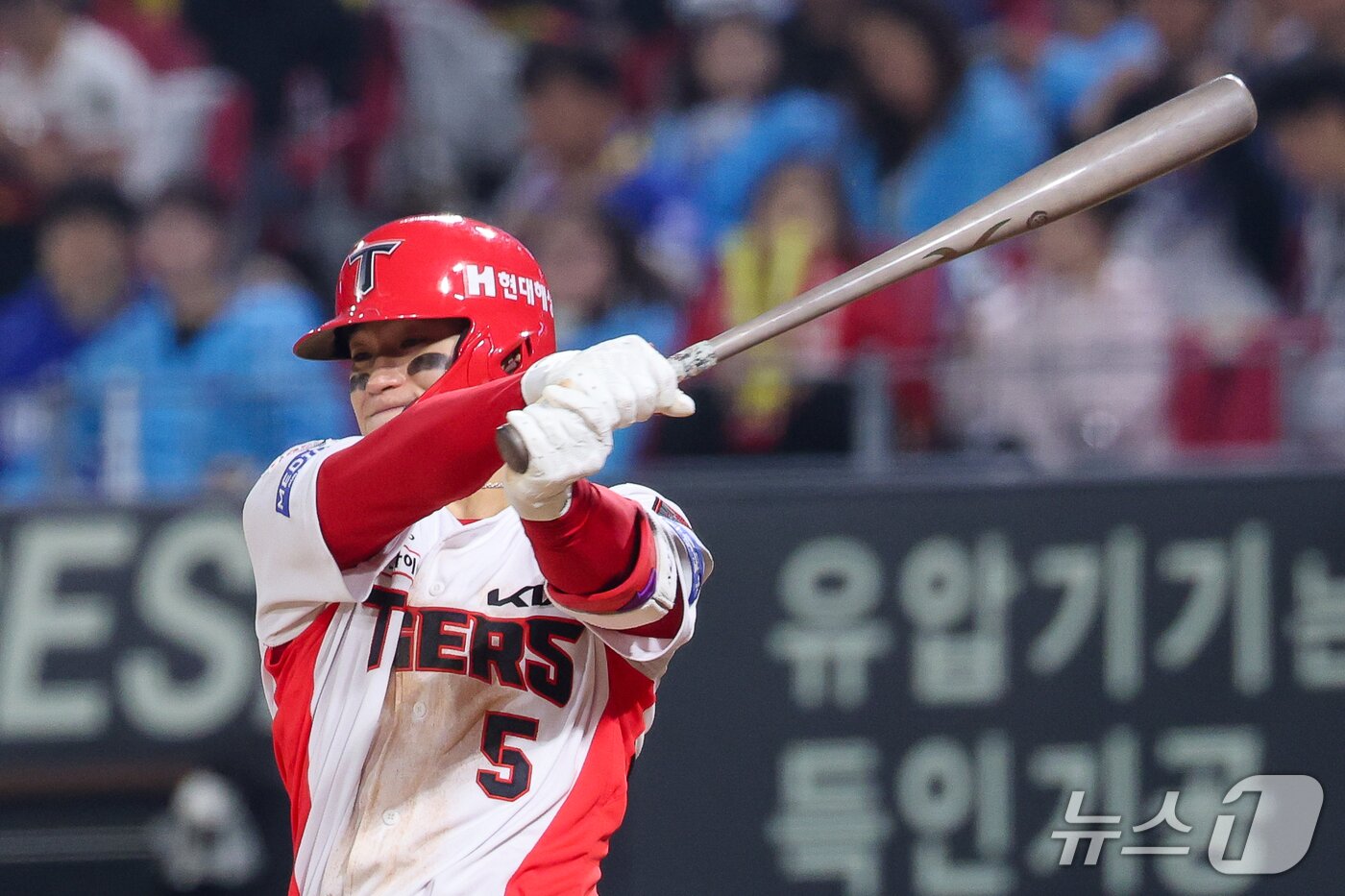 본문 이미지 - 30일 전남광주 북구 광주기아챔피언스필드에서 열린 프로야구 2026 신한 SOL KBO 포스트시즌 플레이오프 4차전 삼성 라이온즈와 KIA 타이거즈의 경기, 5회말 2사 1루 상황 KIA 김도영이 2루타를 날리고 있다. 2026.10.30 ⓒ 뉴스1 안은나 기자