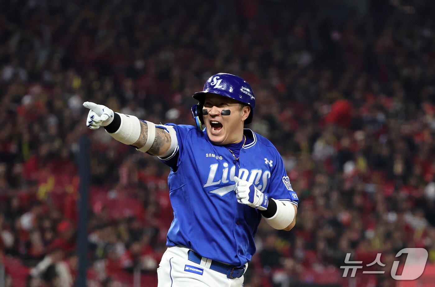 본문 이미지 - 30일 오후 전남광주 기아챔피언스필드에서 열린 프로야구 2026 신한 SOL KBO 포스트시즌 플레이오프 4차전 삼성 라이온즈와 KIA 타이거즈의 경기, 삼성 최형우가 6회초 1사 상황 역전 솔로홈런을 친 뒤 더그아웃을 향해 세리머니를 하고 있다. 2026.10.30 ⓒ 뉴스1 김진환 기자