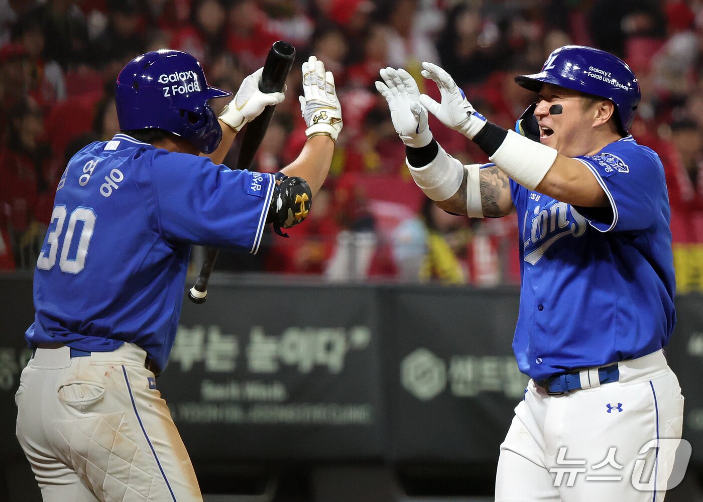 본문 이미지 - 30일 오후 전남광주 기아챔피언스필드에서 열린 프로야구 2026 신한 SOL KBO 포스트시즌 플레이오프 4차전 삼성 라이온즈와 KIA 타이거즈의 경기, 삼성 최형우가 6회초 1사 상황 역전 솔로홈런을 친 뒤 김영웅과 기쁨을 나누고 있다. 2026.10.30 ⓒ 뉴스1 김진환 기자