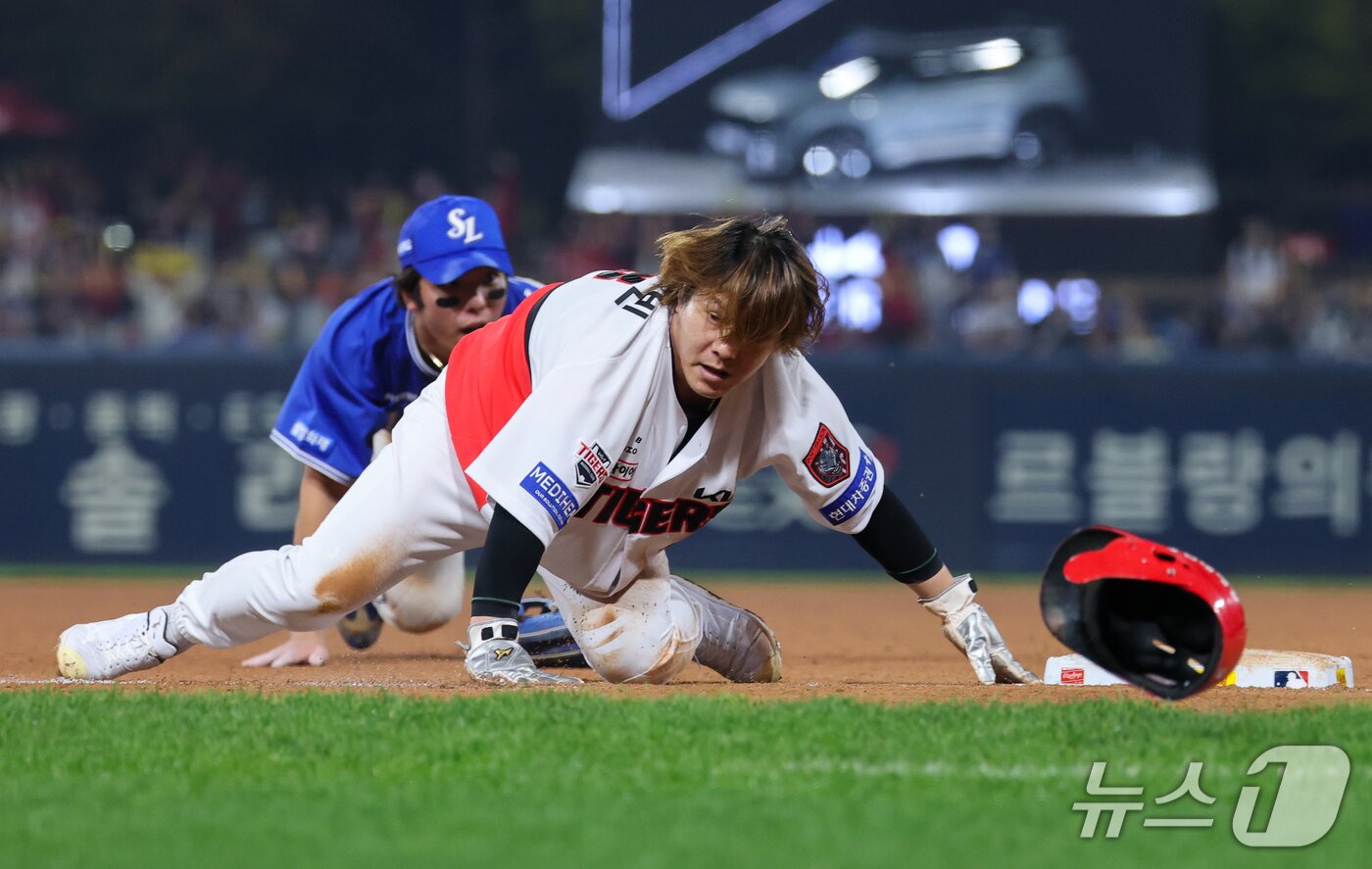 본문 이미지 - 30일 전남광주 북구 광주기아챔피언스필드에서 열린 프로야구 2026 신한 SOL KBO 포스트시즌 플레이오프 4차전 삼성 라이온즈와 KIA 타이거즈의 경기, 6회말 1사 1루 상황 KIA 한준수 타석때 1루주자 김선빈이 2루수 실책을 틈타 3루로 몸을 날리고 있다. 2026.10.30 ⓒ 뉴스1 안은나 기자