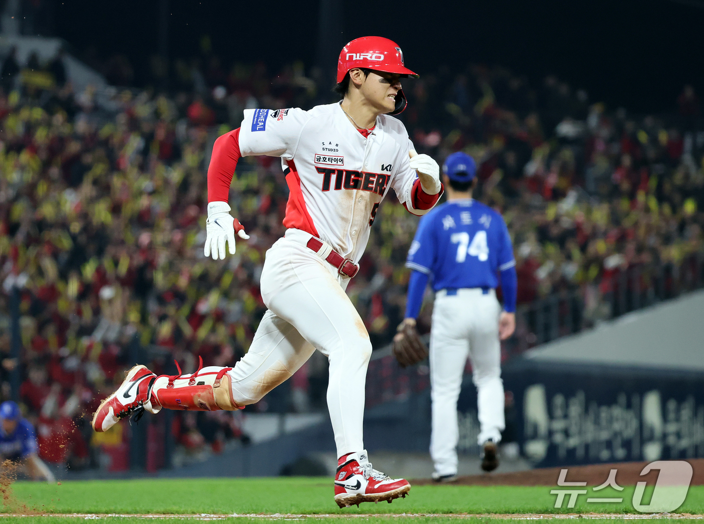 (전남광주=뉴스1) 김진환 기자 = 30일 오후 전남광주 기아챔피언스필드에서 열린 프로야구 2026 신한 SOL KBO 포스트시즌 플레이오프 4차전 삼성 라이온즈와 KIA 타이거즈 …