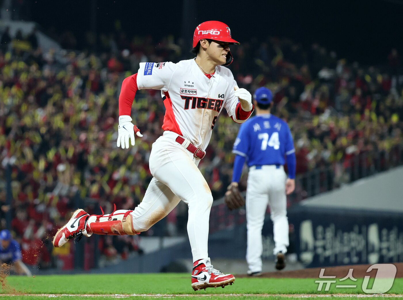 본문 이미지 - 30일 오후 전남광주 기아챔피언스필드에서 열린 프로야구 2026 신한 SOL KBO 포스트시즌 플레이오프 4차전 삼성 라이온즈와 KIA 타이거즈의 경기, KIA 김도영이 7회말 1사 삼성 사토시를 상대로 안타를 친 뒤 2루로 달려가고 있다. 2026.10.30 ⓒ 뉴스1 김진환 기자
