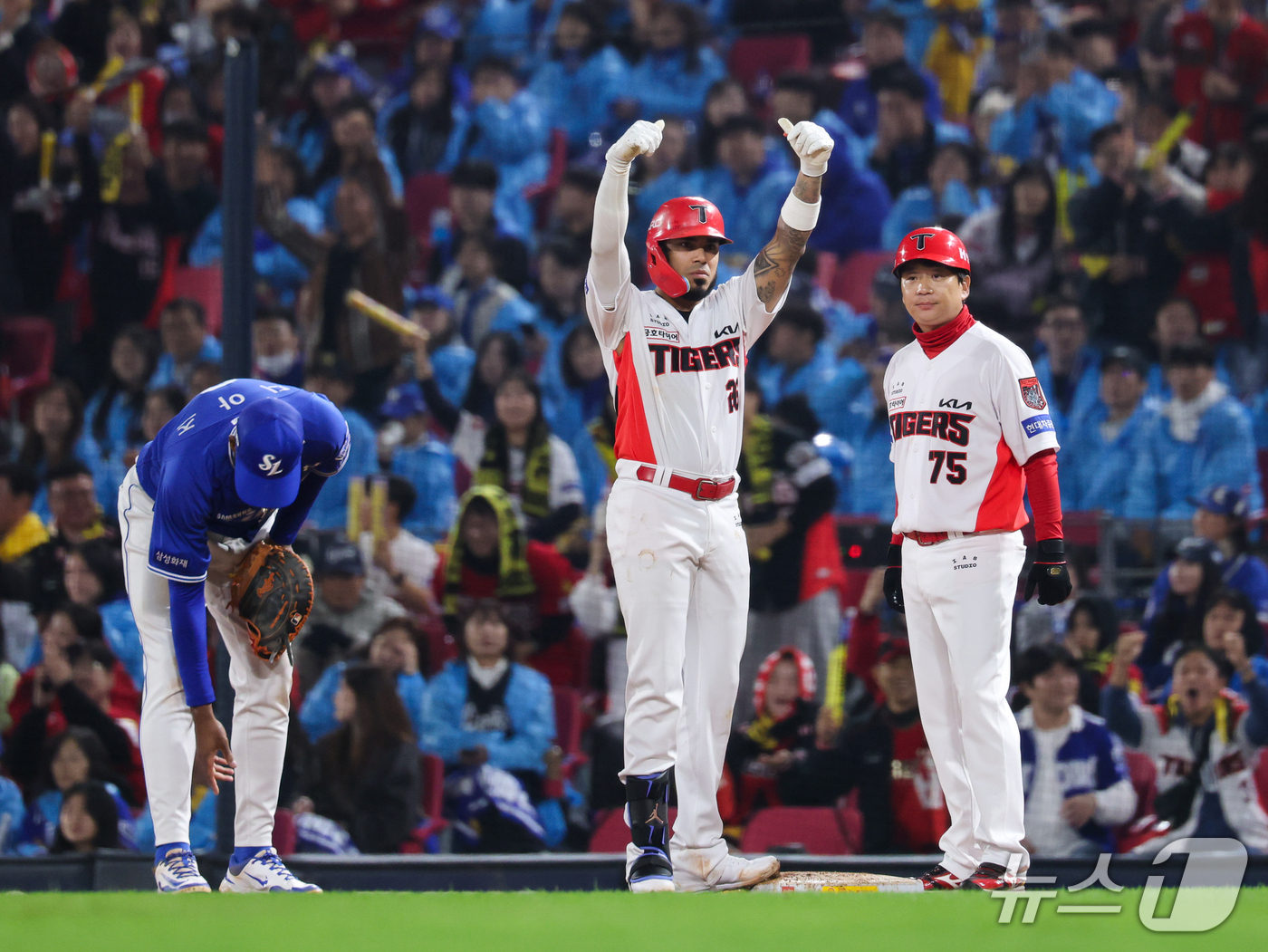 (전남광주=뉴스1) 안은나 기자 = 30일 전남광주 북구 광주기아챔피언스필드에서 열린 프로야구 2026 신한 SOL KBO 포스트시즌 플레이오프 4차전 삼성 라이온즈와 KIA 타이 …