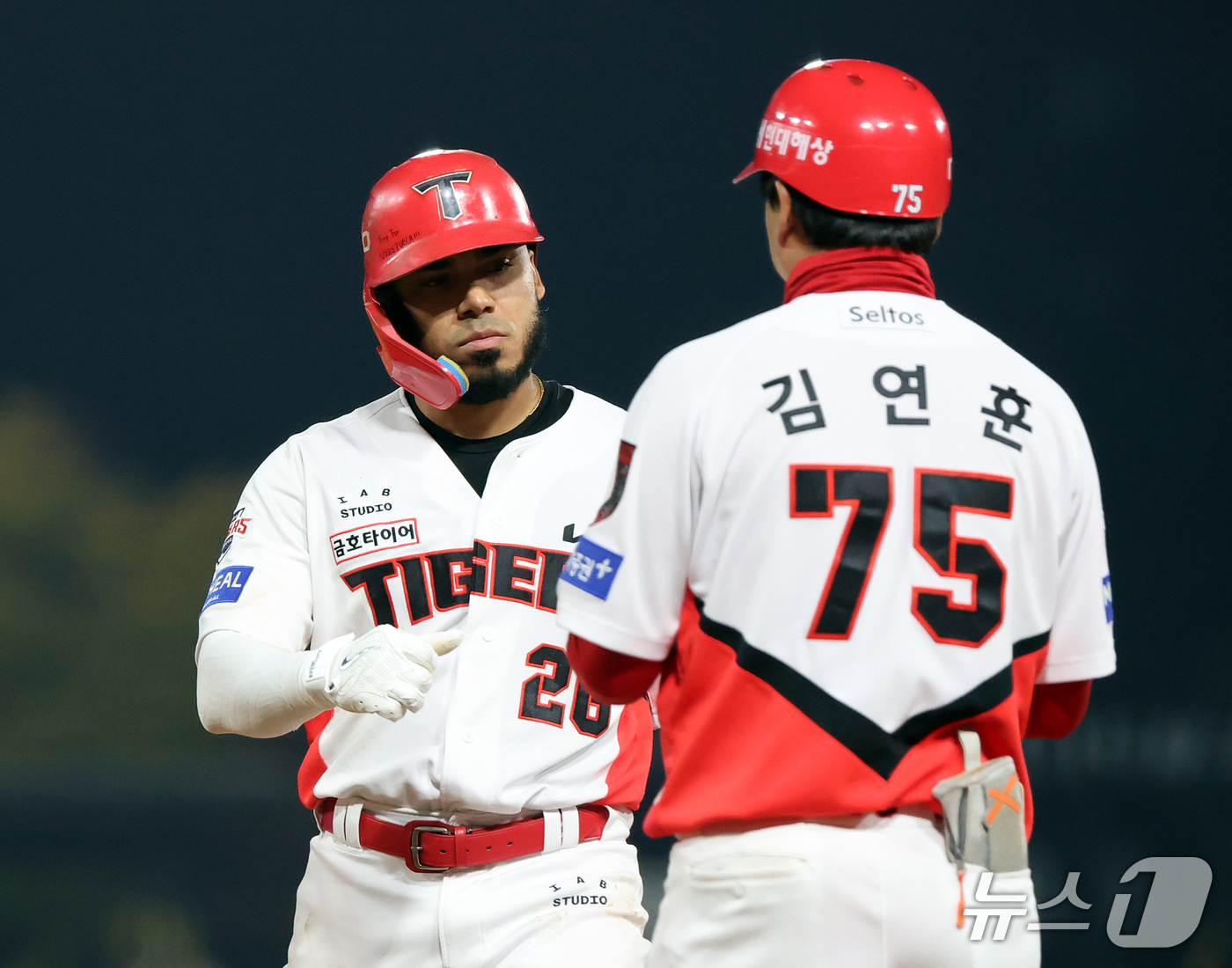 (전남광주=뉴스1) 김진환 기자 = 30일 오후 전남광주 기아챔피언스필드에서 열린 프로야구 2026 신한 SOL KBO 포스트시즌 플레이오프 4차전 삼성 라이온즈와 KIA 타이거즈 …