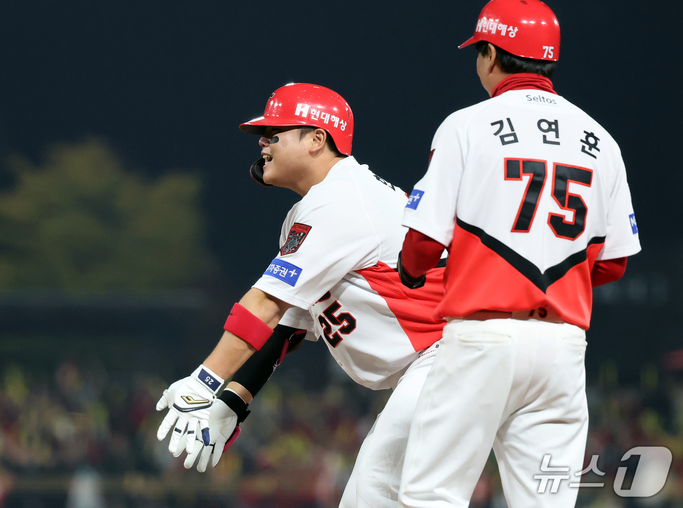 (전남광주=뉴스1) 김진환 기자 = 30일 오후 전남광주 기아챔피언스필드에서 열린 프로야구 2026 신한 SOL KBO 포스트시즌 플레이오프 4차전 삼성 라이온즈와 KIA 타이거즈 …