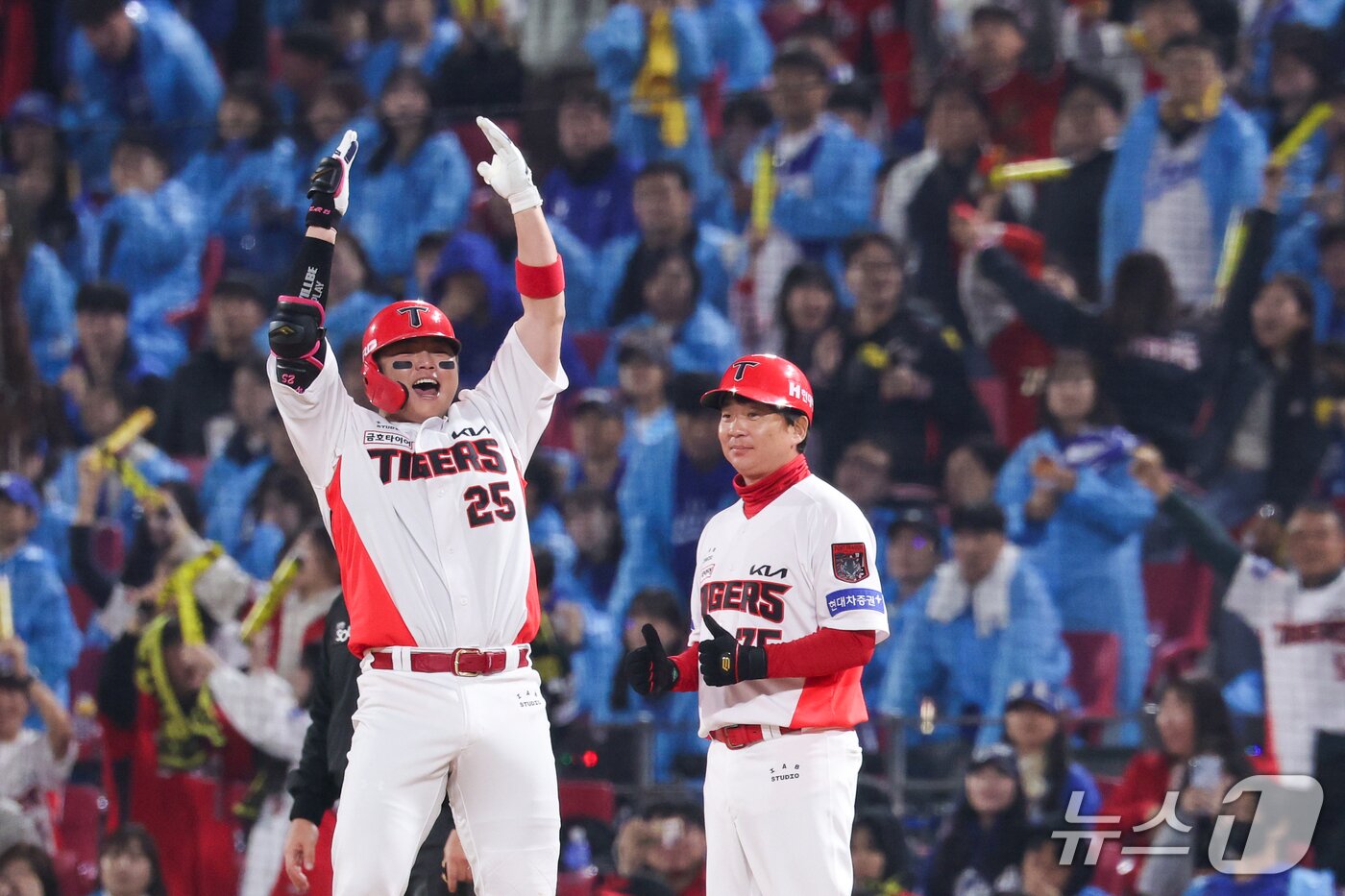 본문 이미지 - 30일 전남광주 북구 광주기아챔피언스필드에서 열린 프로야구 2026 신한 SOL KBO 포스트시즌 플레이오프 4차전 삼성 라이온즈와 KIA 타이거즈의 경기, 7회말 2사 1,2루 상황 KIA 한준수가 역전 적시타를 날린 뒤 기뻐하고 있다. 2026.10.30 ⓒ 뉴스1 안은나 기자