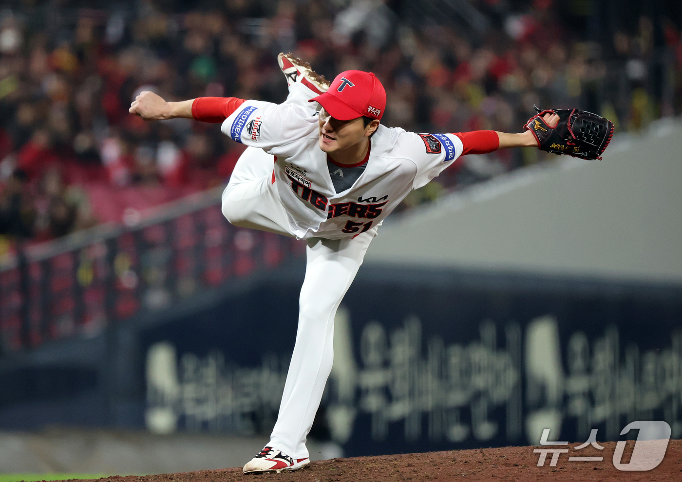 (전남광주=뉴스1) 김진환 기자 = 30일 오후 전남광주 기아챔피언스필드에서 열린 프로야구 2026 신한 SOL KBO 포스트시즌 플레이오프 4차전 삼성 라이온즈와 KIA 타이거즈 …