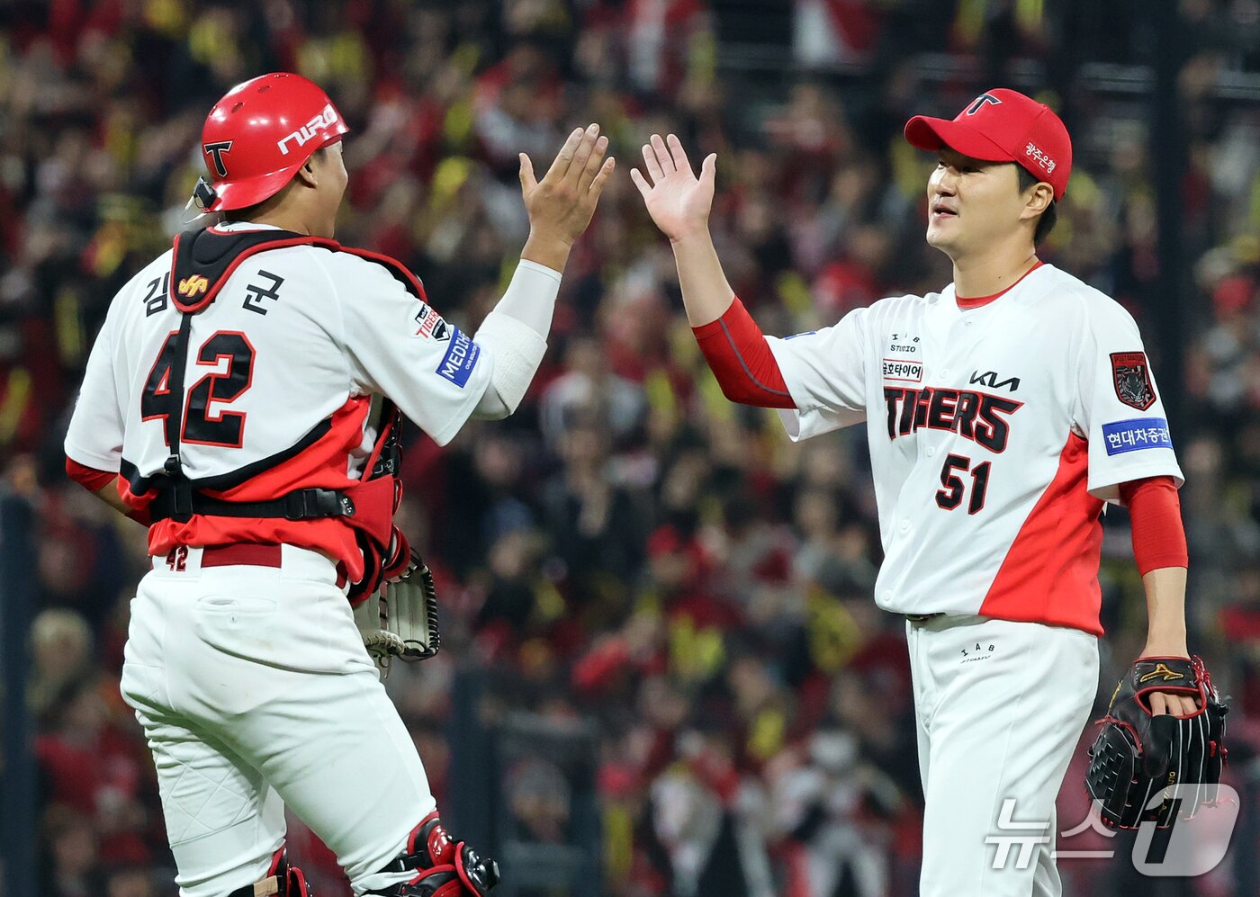 본문 이미지 - 30일 오후 전남광주 기아챔피언스필드에서 열린 프로야구 2026 신한 SOL KBO 포스트시즌 플레이오프 4차전 삼성 라이온즈와 KIA 타이거즈의 경기, 4대2 승리를 거둔 KIA 포수 김태군과 마무리 전상현이 기쁨을 나누고 있다. 2026.10.30 ⓒ 뉴스1 김진환 기자