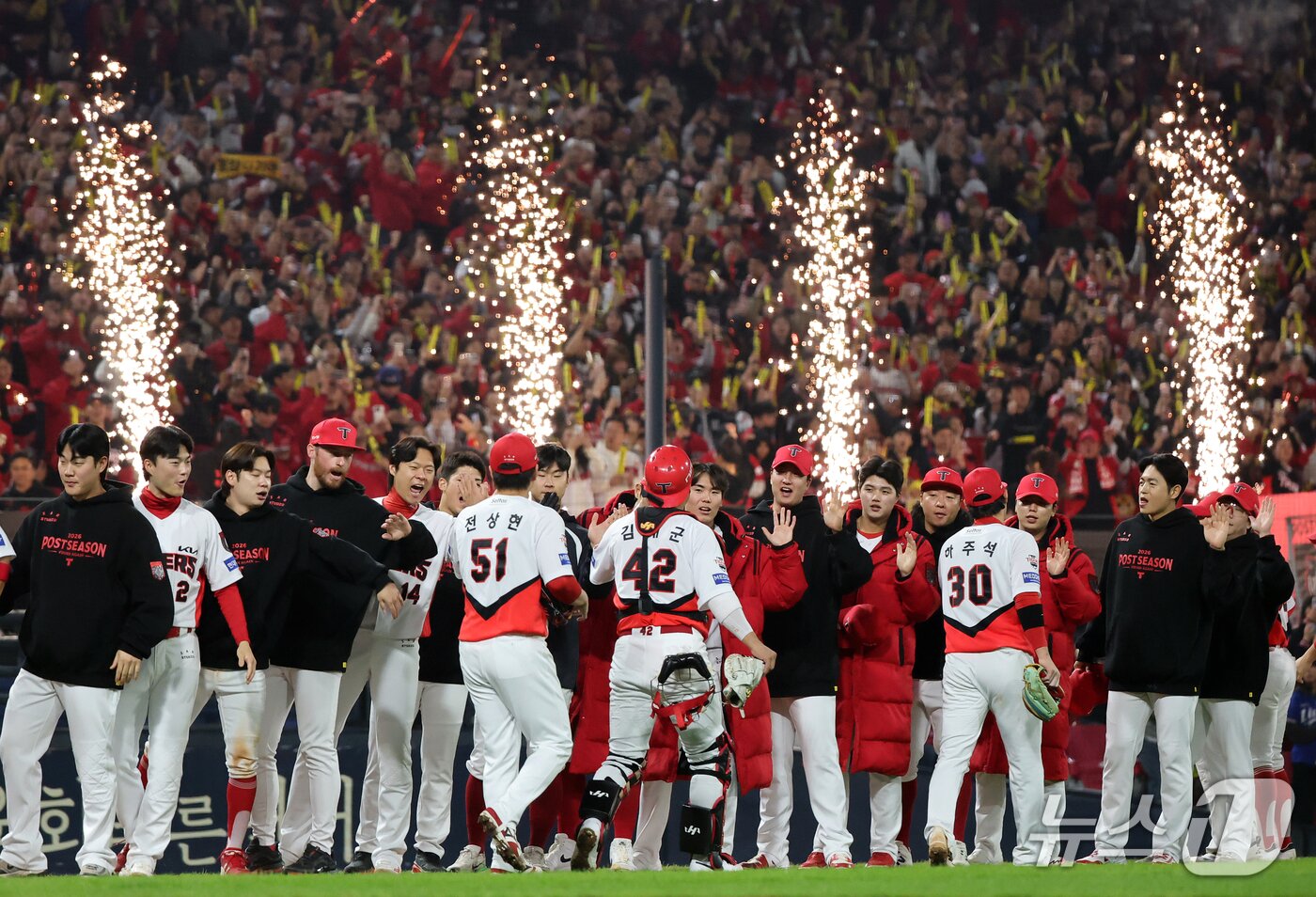 본문 이미지 - 30일 오후 전남광주 기아챔피언스필드에서 열린 프로야구 2026 신한 SOL KBO 포스트시즌 플레이오프 4차전 삼성 라이온즈와 KIA 타이거즈의 경기, 4대2 승리를 거둔 KIA 선수들이 기쁨을 나누고 있다. 2026.10.30 ⓒ 뉴스1 김진환 기자
