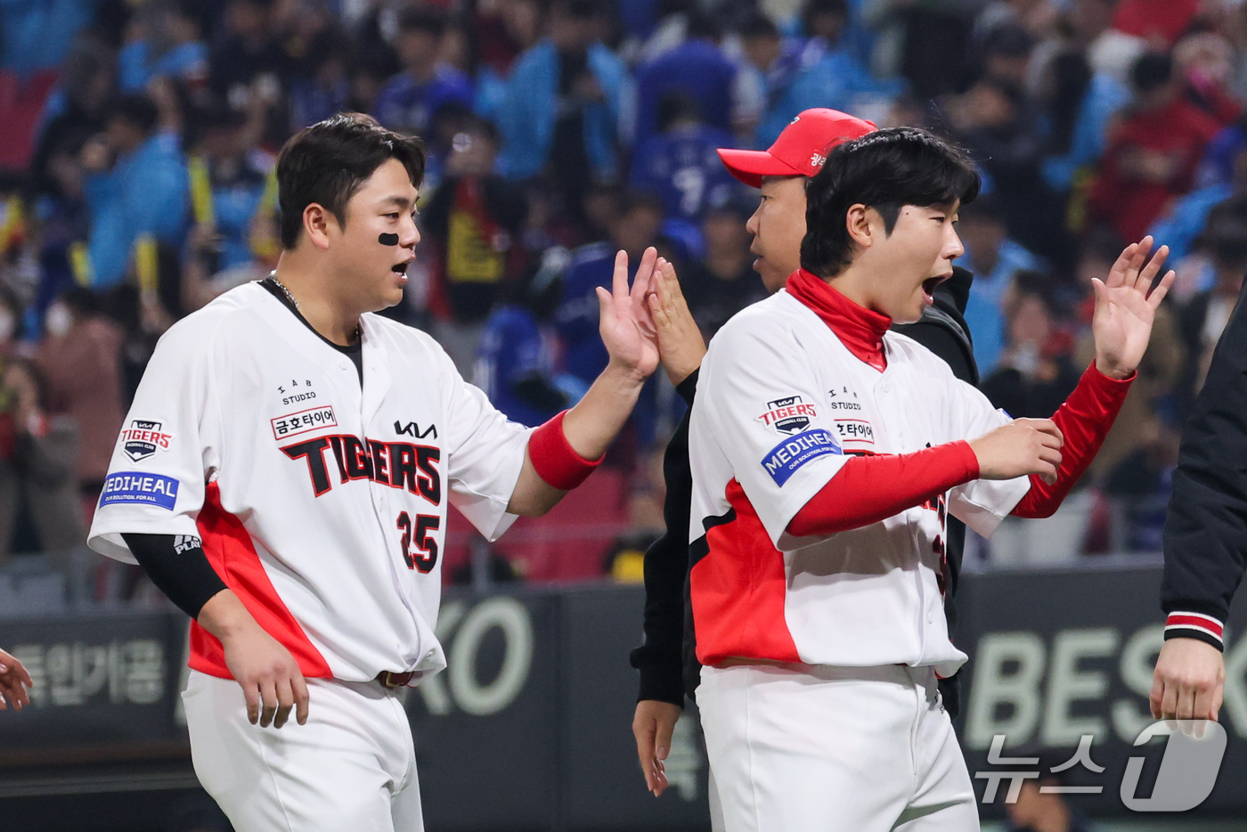 (전남광주=뉴스1) 안은나 기자 = 30일 전남광주 북구 광주기아챔피언스필드에서 열린 프로야구 2026 신한 SOL KBO 포스트시즌 플레이오프 4차전 삼성 라이온즈와 KIA 타이 …