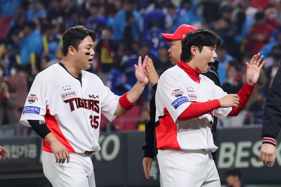 '역전 주인공' 한준수 하이파이브