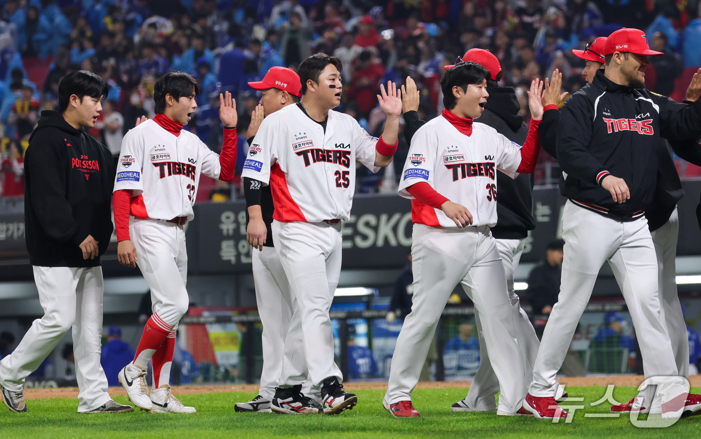 (전남광주=뉴스1) 안은나 기자 = 30일 전남광주 북구 광주기아챔피언스필드에서 열린 프로야구 2026 신한 SOL KBO 포스트시즌 플레이오프 4차전 삼성 라이온즈와 KIA 타이 …