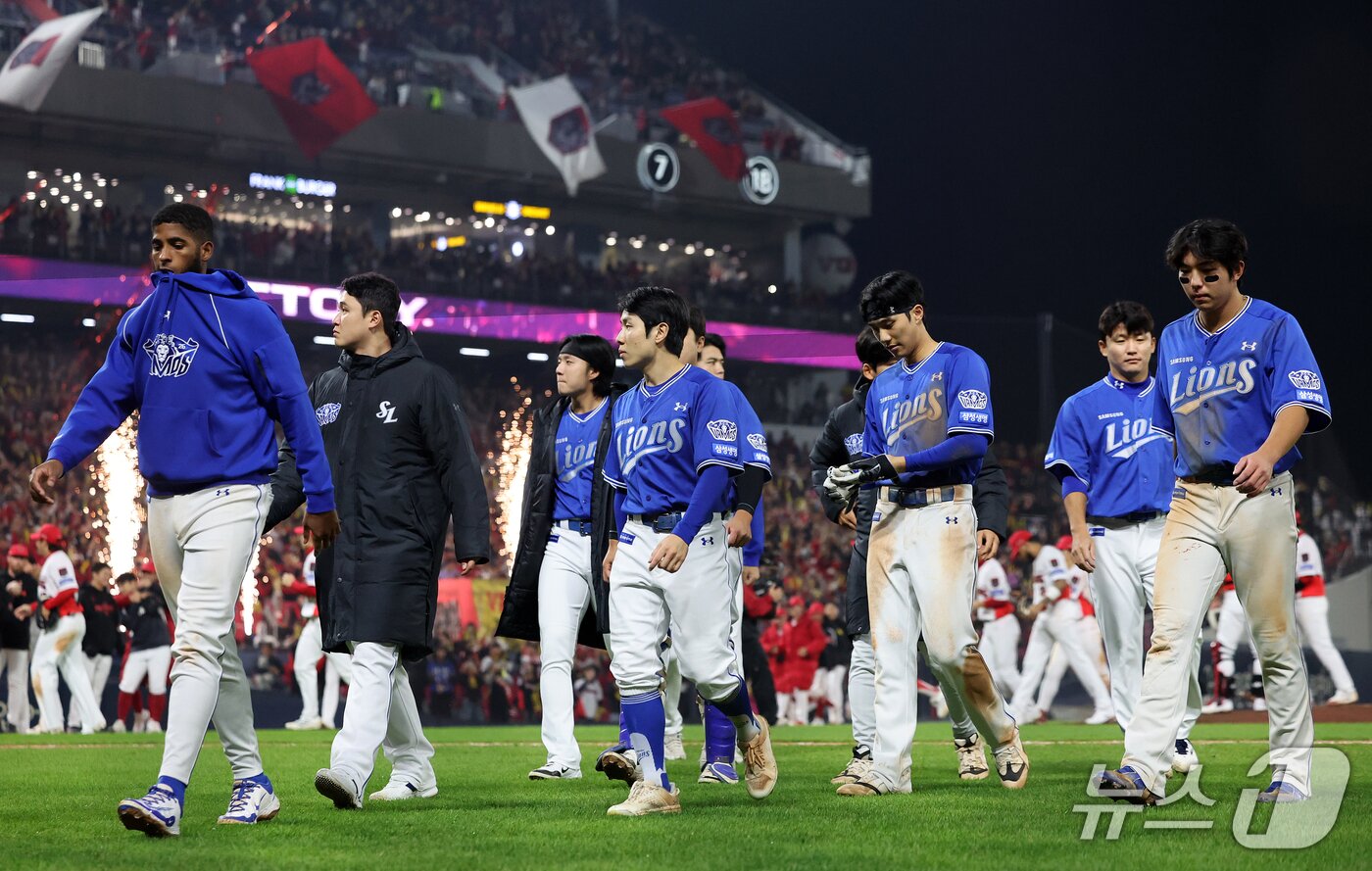 본문 이미지 - 30일 오후 전남광주 기아챔피언스필드에서 열린 프로야구 2026 신한 SOL KBO 포스트시즌 플레이오프 4차전 삼성 라이온즈와 KIA 타이거즈의 경기, 2대4 패배한 삼성 선수들이 굳은 표정을 지으며 그라운드를 빠져나가고 있다. 2026.10.30 ⓒ 뉴스1 김진환 기자