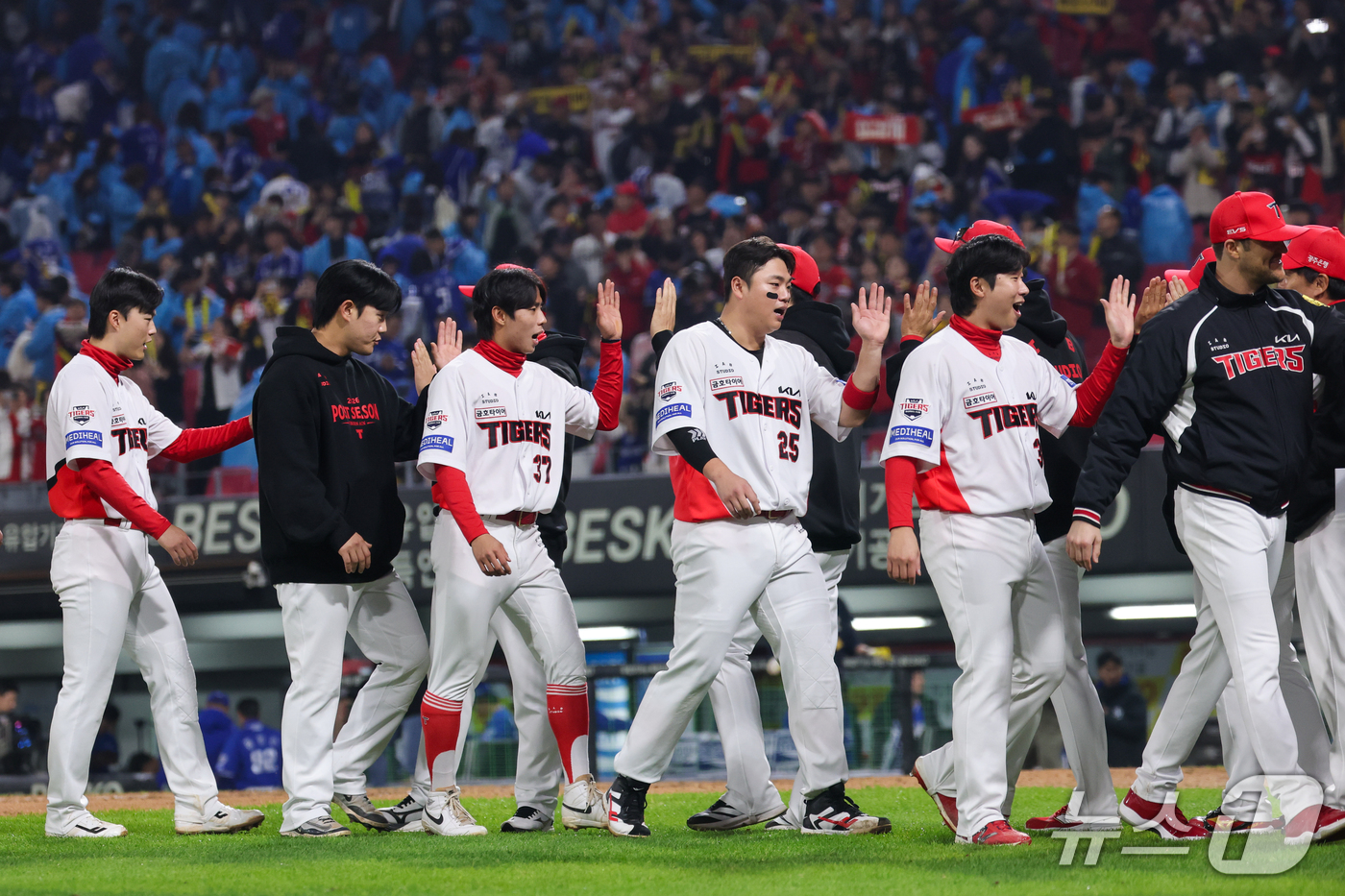 (전남광주=뉴스1) 안은나 기자 = 30일 전남광주 북구 광주기아챔피언스필드에서 열린 프로야구 2026 신한 SOL KBO 포스트시즌 플레이오프 4차전 삼성 라이온즈와 KIA 타이 …