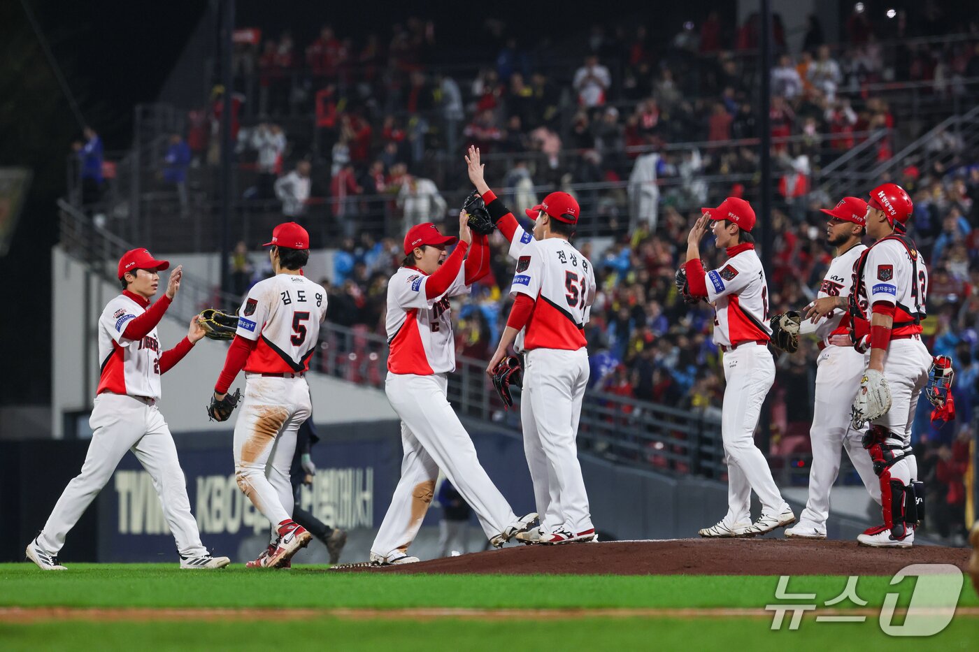 본문 이미지 - 30일 전남광주 북구 광주기아챔피언스필드에서 열린 프로야구 2026 신한 SOL KBO 포스트시즌 플레이오프 4차전 삼성 라이온즈와 KIA 타이거즈의 경기, 4-2로 승리를 거둔 KIA 선수들이 자축하고 있다. ⓒ 뉴스1 안은나 기자