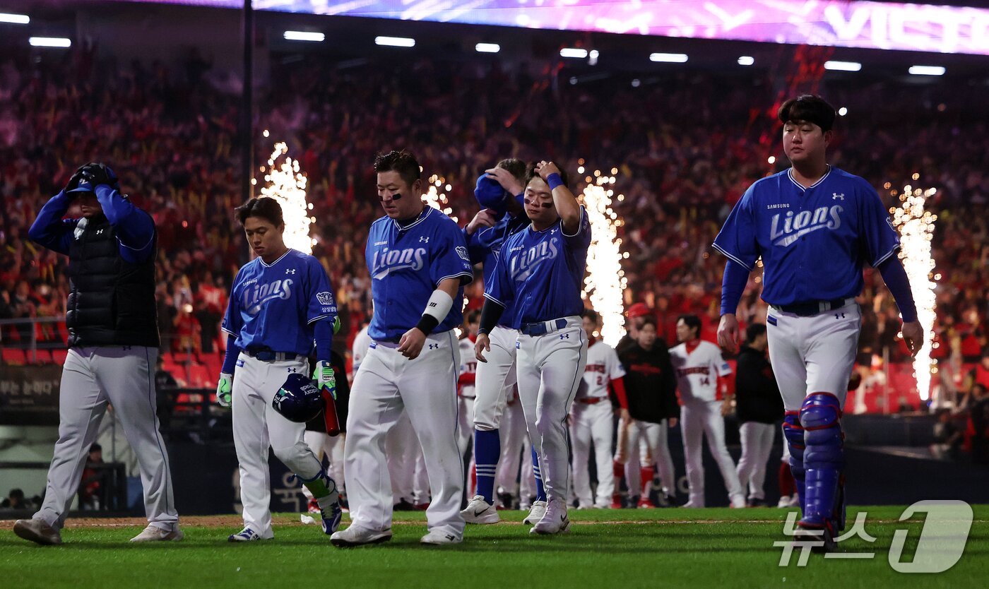 본문 이미지 - 30일 오후 전남광주 기아챔피언스필드에서 열린 프로야구 2026 신한 SOL KBO 포스트시즌 플레이오프 4차전 삼성 라이온즈와 KIA 타이거즈의 경기, 2대4 패배한 삼성 선수들이 굳은 표정을 지으며 그라운드를 빠져나가고 있다. 2026.10.30 ⓒ 뉴스1 김진환 기자