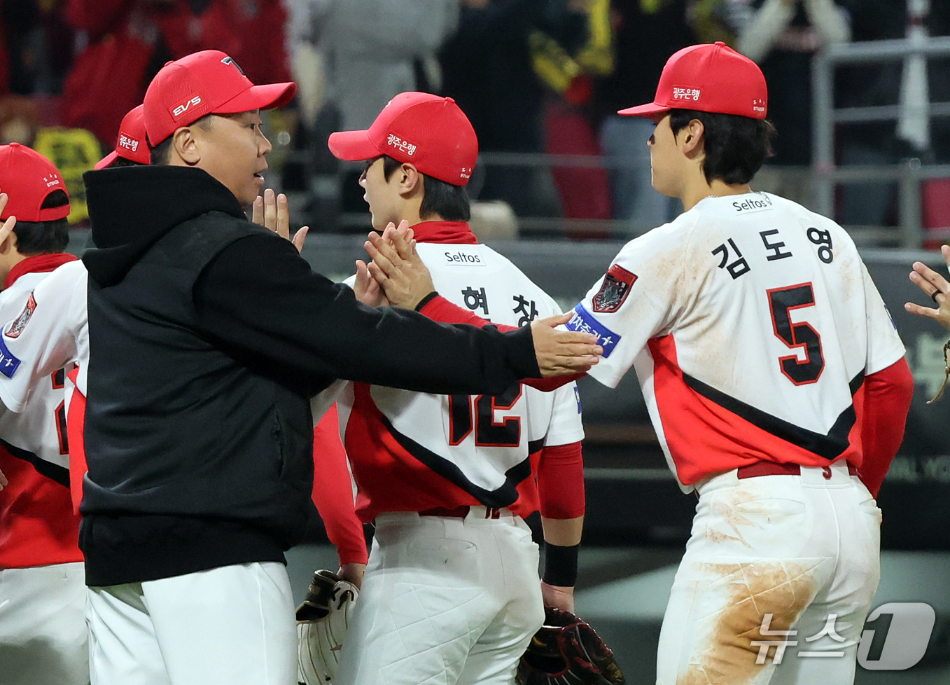 (전남광주=뉴스1) 김진환 기자 = 30일 오후 전남광주 기아챔피언스필드에서 열린 프로야구 2026 신한 SOL KBO 포스트시즌 플레이오프 4차전 삼성 라이온즈와 KIA 타이거즈 …