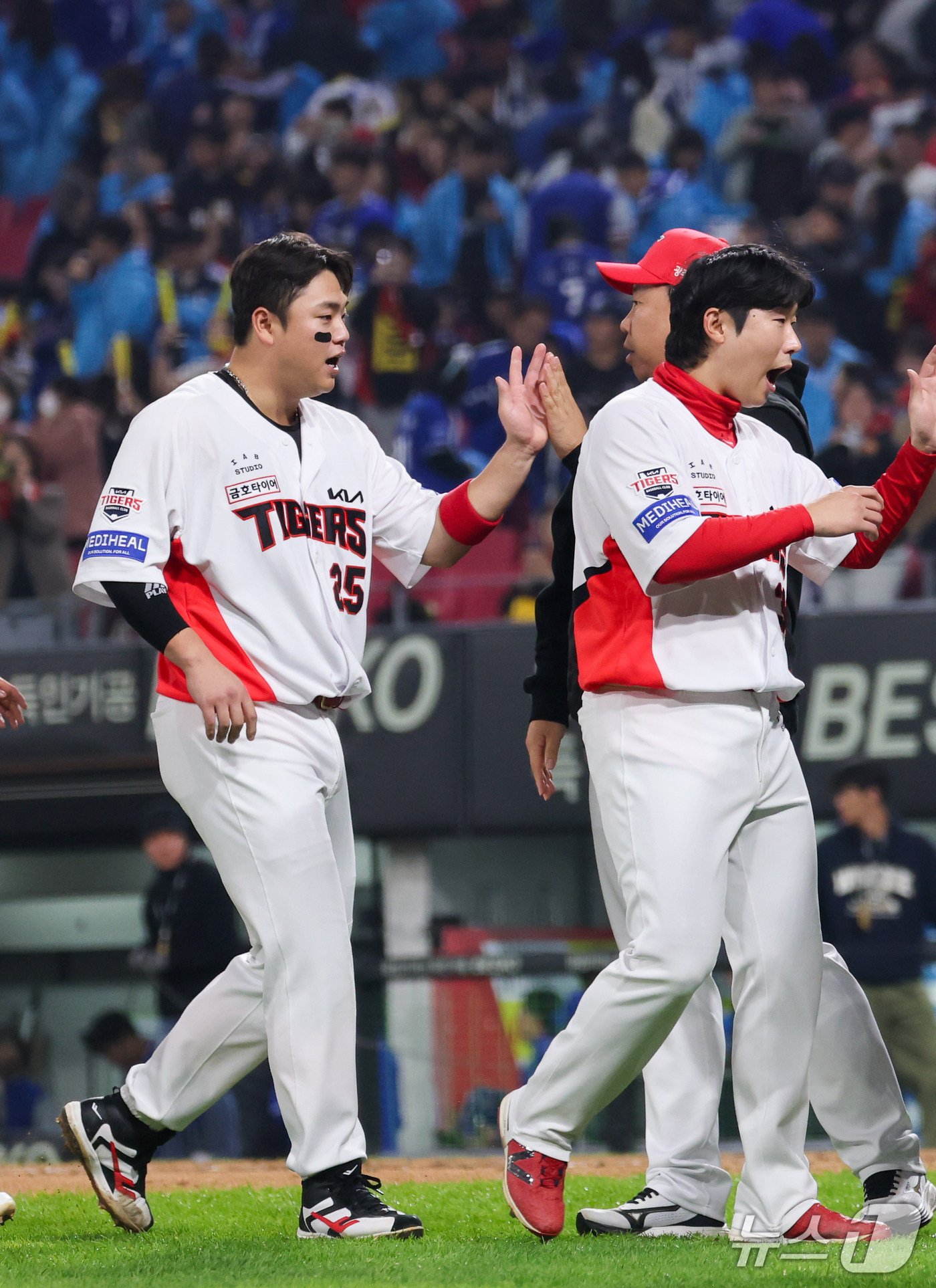 (전남광주=뉴스1) 안은나 기자 = 30일 전남광주 북구 광주기아챔피언스필드에서 열린 프로야구 2026 신한 SOL KBO 포스트시즌 플레이오프 4차전 삼성 라이온즈와 KIA 타이 …