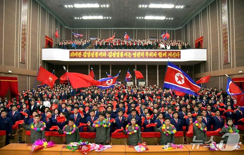 (평양 노동신문=뉴스1) = 북 노동당 기관지 노동신문은 31일 평양시 내 청년들이 당 제9차 대회 결정 관철을 위한 사회주의 건설 현장에 탄원 진출했다고 보도했다. [국내에서만 …