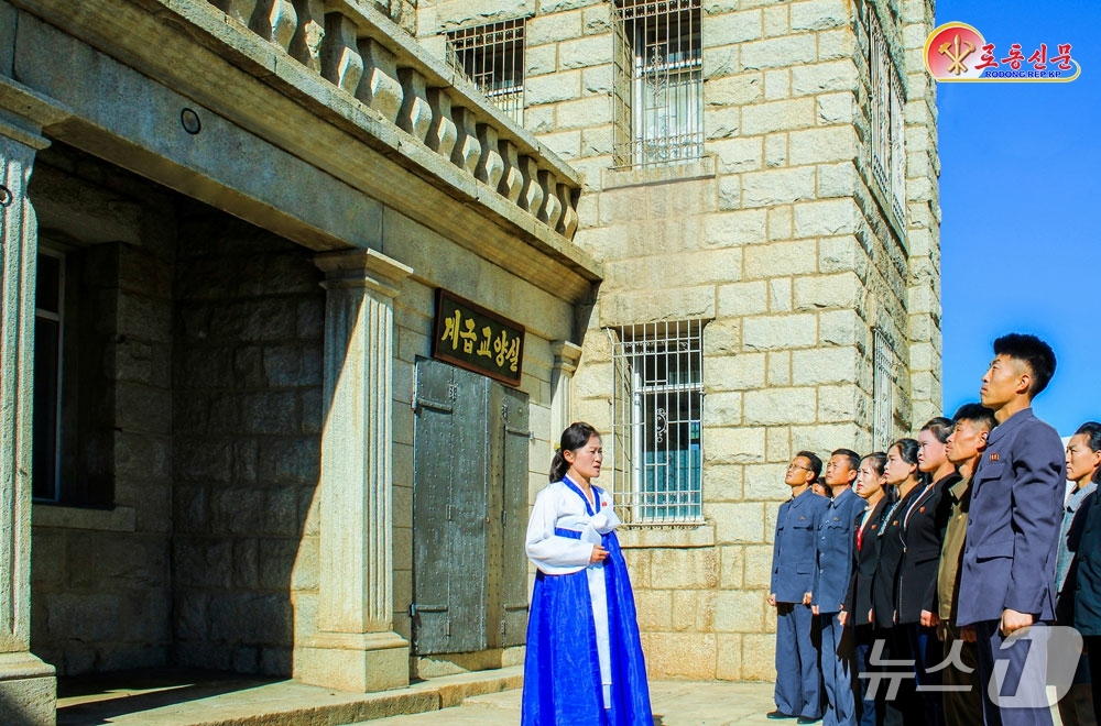 (평양 노동신문=뉴스1) = 북한 노동당 기관지 노동신문은 31일 한국전쟁 당시 희생된 평안남도 평원군 초기 당원들의 행적을 소개했다. 신문은 새 세대 당원들에게 이들의 신념을 본 …