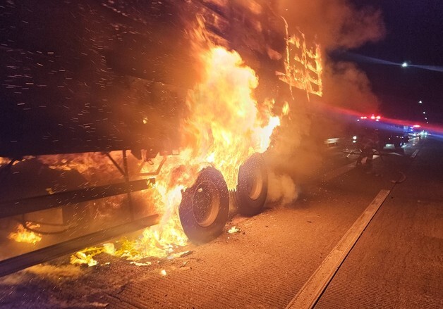상주 중부내륙고속도로서 17톤 화물차 화재…차량 전소