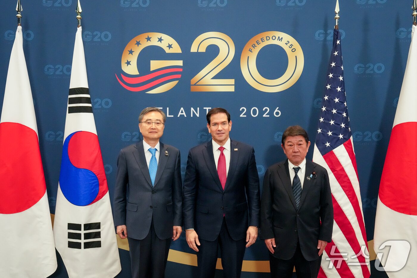 본문 이미지 - 30일(현지시간) 조현 외교부 장관(왼쪽)과 마코 루비오 미 국무부 장관(가운데), 모테기 도시미쓰 일본 외무상은 미국 조지아주 애틀랜타에서 3자 회담을 진행했다.(외교부 제공) 2026.10.30
