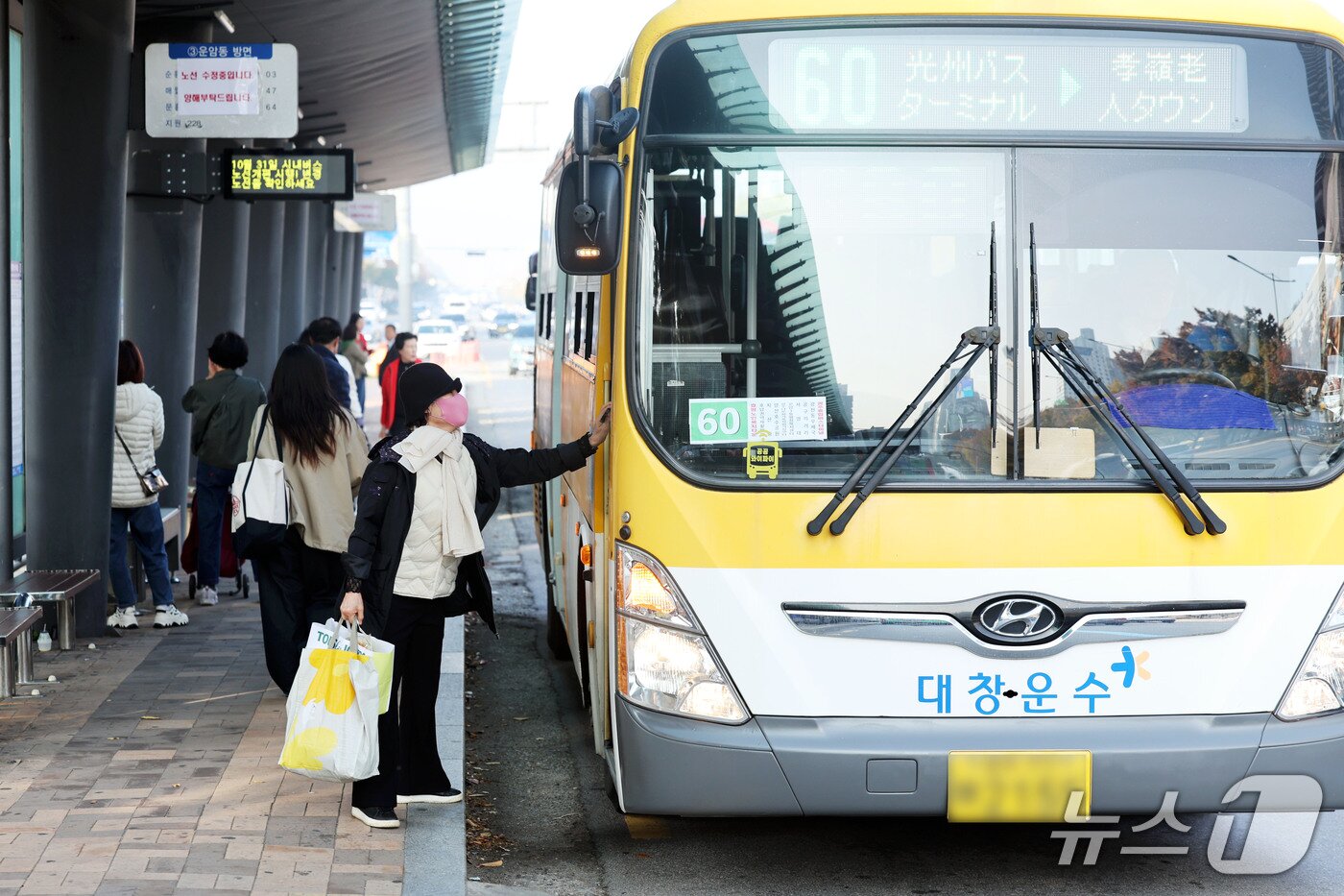 본문 이미지 - 광주 시내버스 노선 전면 개편 첫날인 31일 오전 전남 광주 서구 광천동 광주종합버스터미널 앞 버스정류장에서 한 시민이 버스에 탑승하기 전 기사에게 목적지를 물어보고 있다. 2026.10.31 ⓒ 뉴스1 조수민 기자