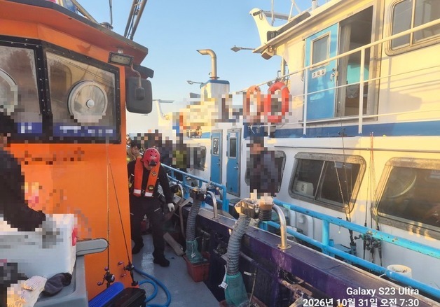영흥도 해상서 22명 탄 낚시어선 화재…해양경찰관 등 4명 연기 흡입