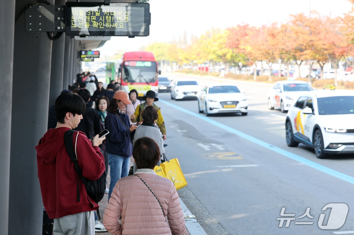 본문 이미지 - 광주 시내버스 노선 전면 개편 첫날인 31일 오전 전남광주 서구 광천동 광주종합버스터미널 앞 버스정류장에서 시민들이 버스를 기다리고 있다. ⓒ 뉴스1 조수민 기자