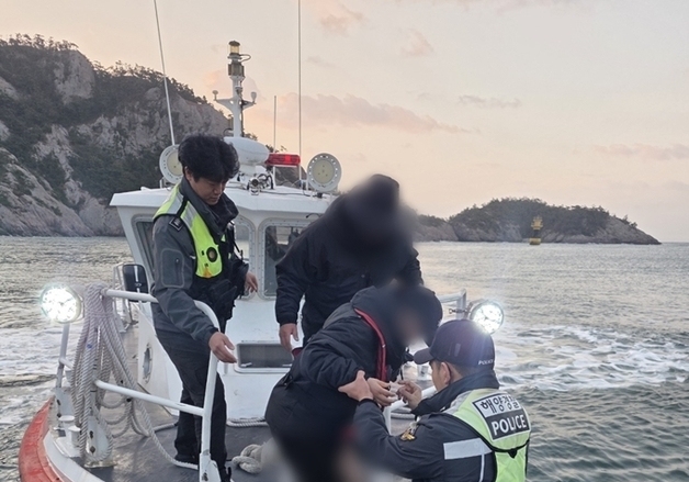 낚시 도중 온수에 데인 낚시객 긴급 이송…너울성 파도에 그만