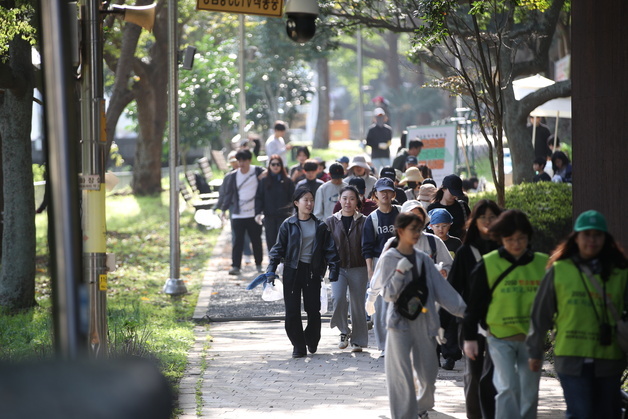 "환경보호, 가장 중요한 건 실천"…제주 도심서 펼쳐진 플로깅
