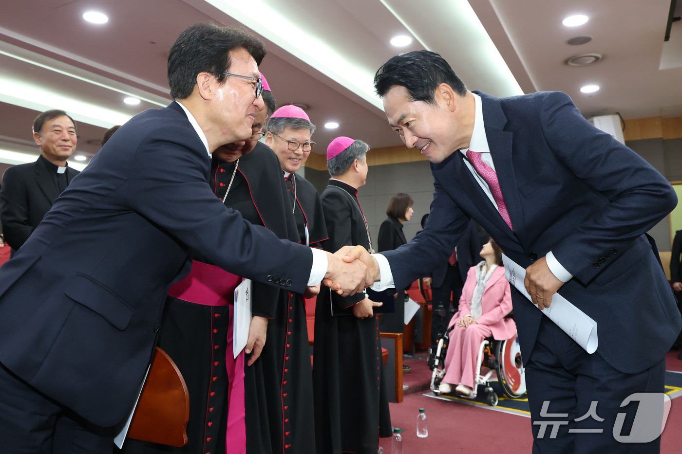 (서울=뉴스1) 이광호 기자 = 김민석 더불어민주당 대표와 장동혁 국민의힘 대표가 31일 서울 여의도 국회 의원회관에서 열린 2027 서울 세계청년대회의 성공적 개최를 위한 대한민 …