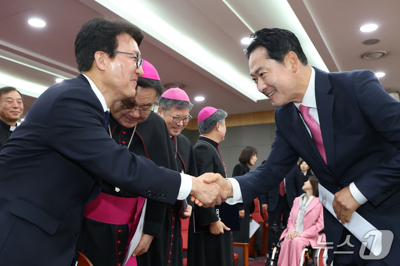 (서울=뉴스1) 이광호 기자 = 김민석 더불어민주당 대표와 장동혁 국민의힘 대표가 31일 서울 여의도 국회 의원회관에서 열린 2027 서울 세계청년대회의 성공적 개최를 위한 대한민 …