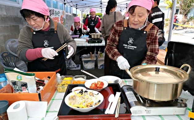 할머니표 손맛이 빚어낸 면 요리 잔치…괴산 '사리면발축제' 개막