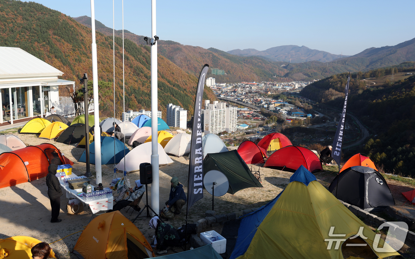 (태백=뉴스1) 김명섭 기자 = 31일 강원도 태백시 몽토랑산양목장에서 열린 '태백행 단풍편' 백패킹 행사에 모인 백패커들이 깊어가는 가을을 즐기고 있다.이번 행사는 붉고 노랗게 …