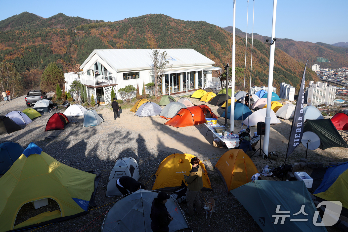 (태백=뉴스1) 김명섭 기자 = 31일 강원도 태백시 몽토랑산양목장에서 열린 '태백행 단풍편' 백패킹 행사에 모인 백패커들이 깊어가는 가을을 즐기고 있다.이번 행사는 붉고 노랗게 …