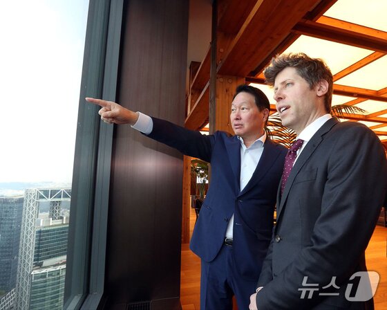 본문 이미지 - 최태원 SK그룹 회장과 샘 올트먼 오픈AI 최고경영자(CEO)가 지난해 10월 서울 종로구 SK서린빌딩에서 만나 창밖을 보며 대화하고 있다.(SK그룹 제공)/뉴스1