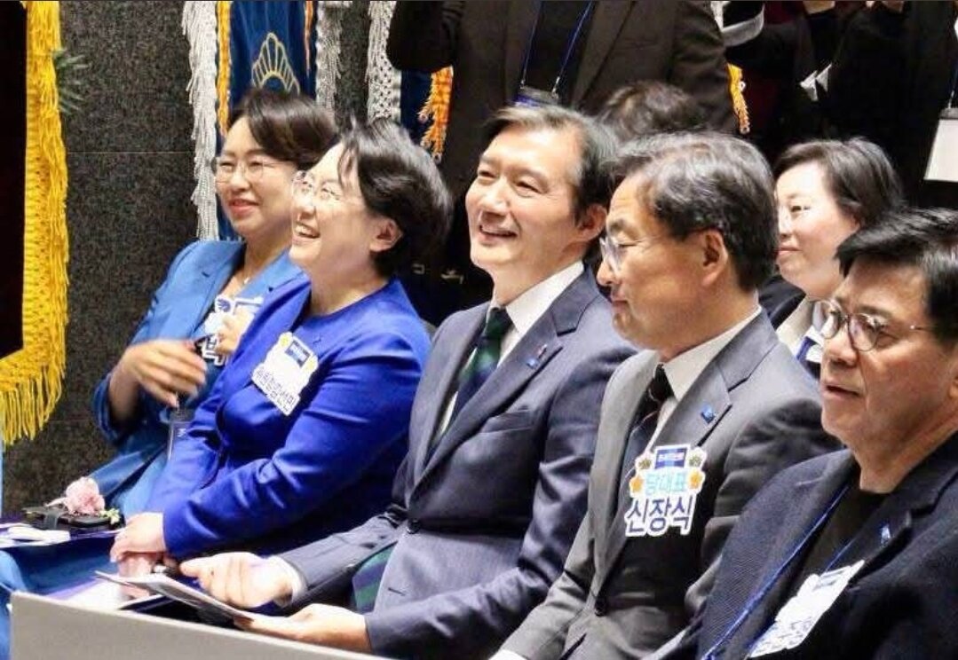 본문 이미지 - 31일 경기 평택시 고덕면에서 조국혁신당 평택시 지역위원회 개소식이 열린 가운데 혁신당 의원들이 참석해 있다. 왼쪽부터 백선희·김선민 의원, 조국 지역위원장, 신장식 당대표, 김준형 원내대표. (조 위원장 페이스북 갈무리, 재판매 및 DB 금지/뉴스1) 2026.10.31.