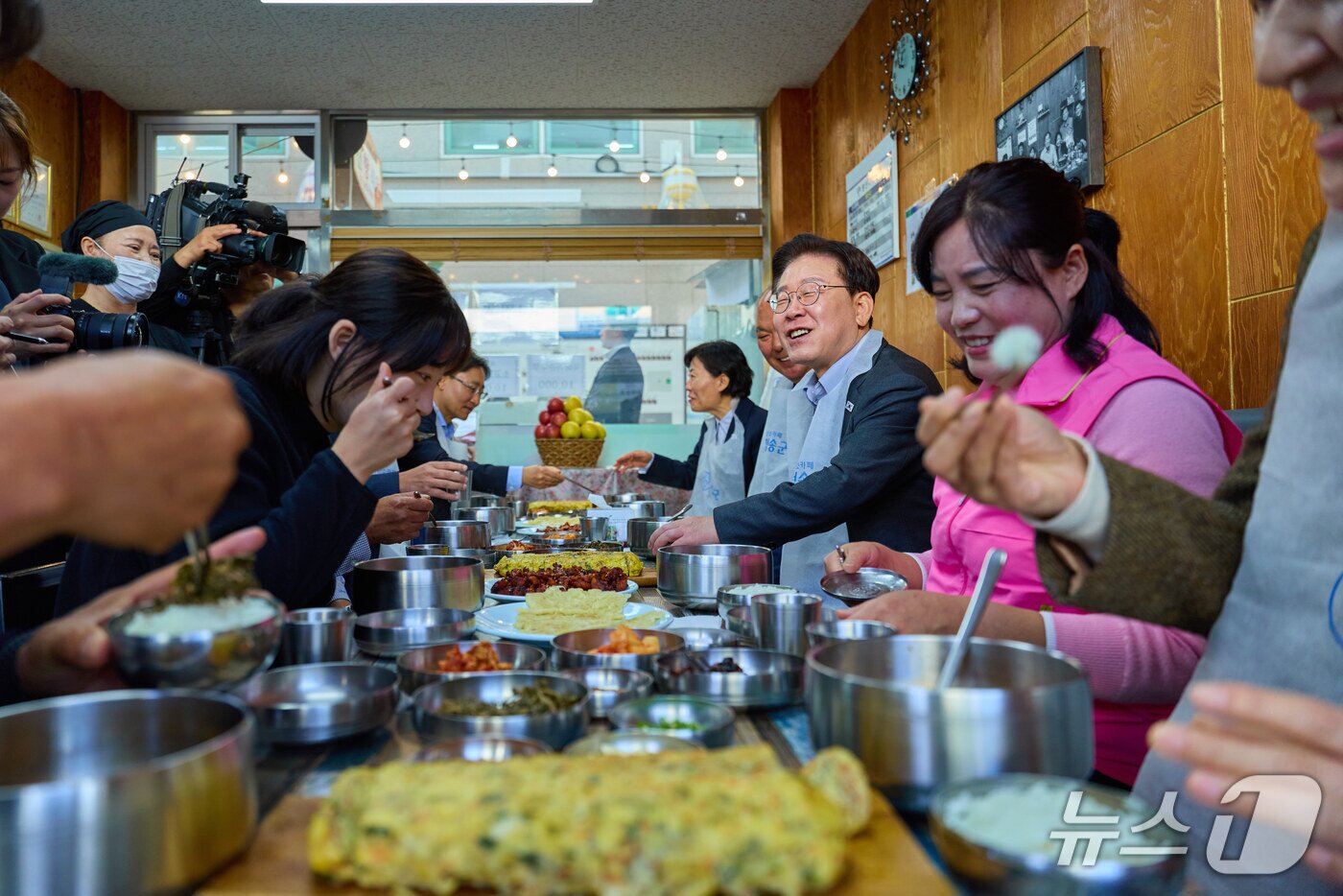 본문 이미지 - 농어촌 기본소득 현장점검에 나선 이재명 대통령이 31일 경북 청송군 진보면을 찾아 오찬 간담회를 하고 있다. (청와대 제공. 재판매 및 DB 금지) 2026.10.31 ⓒ 뉴스1 이재명 기자