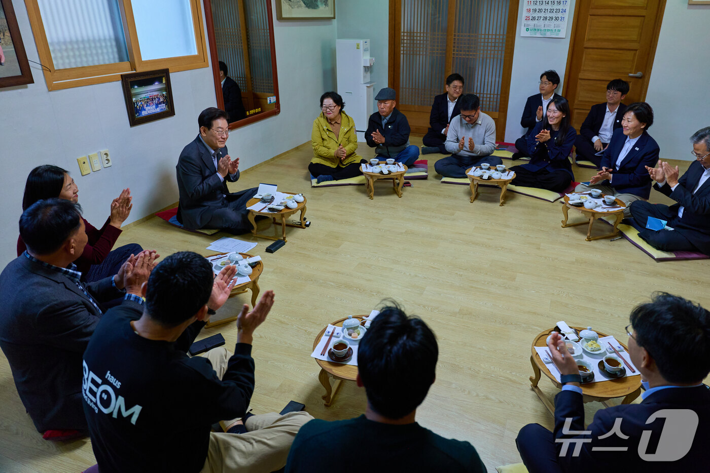 (서울=뉴스1) 이재명 기자 = 이재명 대통령이 31일 경북 영양군 연당1리 마을회관을 찾아 주민들과 간담회를 하고 있다. (청와대 제공. 재판매 및 DB 금지) 2026.10.3 …