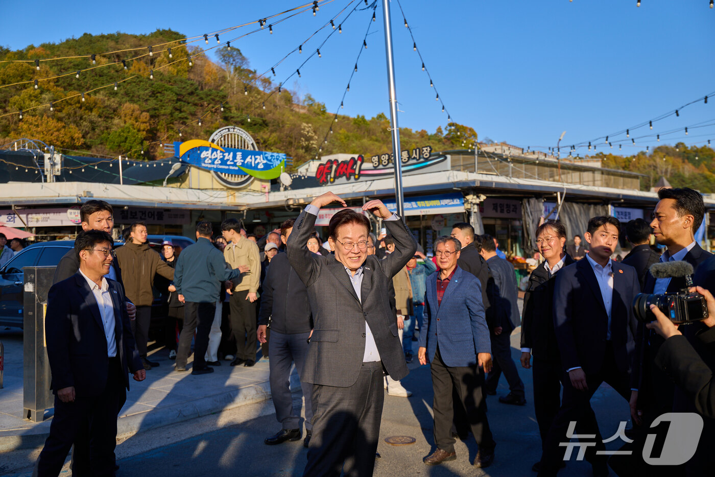 (서울=뉴스1) 이재명 기자 = 이재명 대통령이 31일 경북 영양전통시장을 찾아 시민들에게 인사하고 있다. (청와대 제공. 재판매 및 DB 금지) 2026.10.31/뉴스1