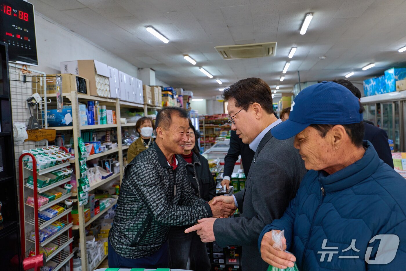 본문 이미지 - 농어촌 기본소득 현장점검에 나선 이재명 대통령이 31일 경북 청송군 진보면을 찾아 시민과 인사를 나누고 있다. (청와대 제공. 재판매 및 DB 금지) 2026.10.31 ⓒ 뉴스1 이재명 기자