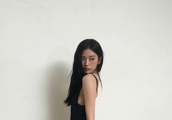 블랙 드레스 입고 성숙해진 안유진, '어른 여자' 매력 [N샷]