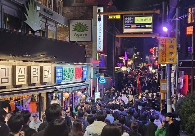 홍대 12만·이태원 2만 인파에도 '우측통행'…"즐기는 것 좋지만 안전 최선"