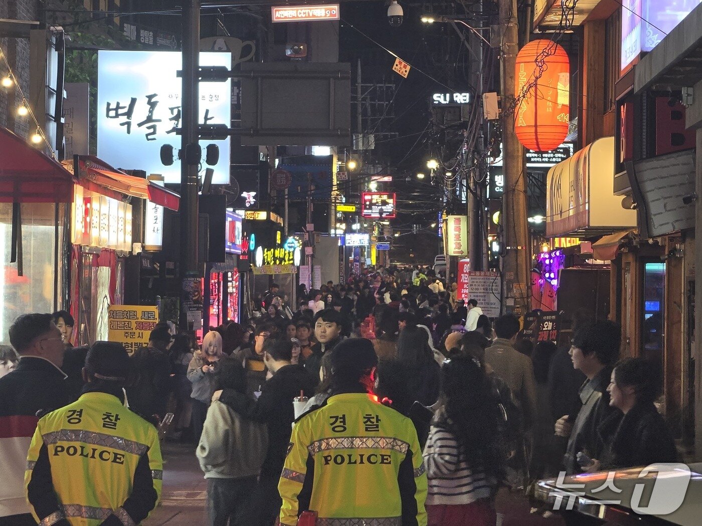 본문 이미지 - 31일 오후 서울 마포구 홍대 클럽거리의 모습. 인파관리를 위한 펜스가 설치돼 시민들이 우측보행을 하고 있다. 2026.10.31 ⓒ 뉴스1 권준언 기자