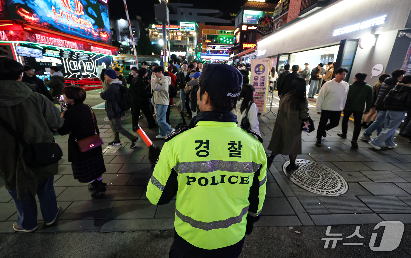 (서울=뉴스1) 김도우 기자 = 핼러윈을 맞은 31일 서울 용산구 이태원 세계음식문화거리에서 경찰이 안전 관리를 하고 있다. 2026.10.31/뉴스1