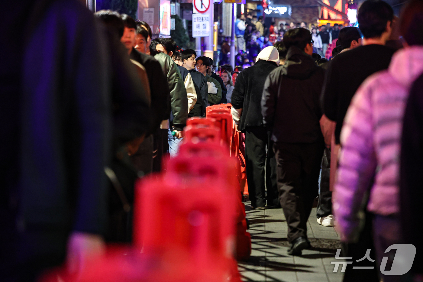 (서울=뉴스1) 김도우 기자 = 핼러윈을 맞은 31일 서울 용산구 이태원 세계음식문화거리에 인파 사고 방지를 위해 우측 통행을 유도하는 펜스가 설치돼 있다. 2026.10.31/뉴 …