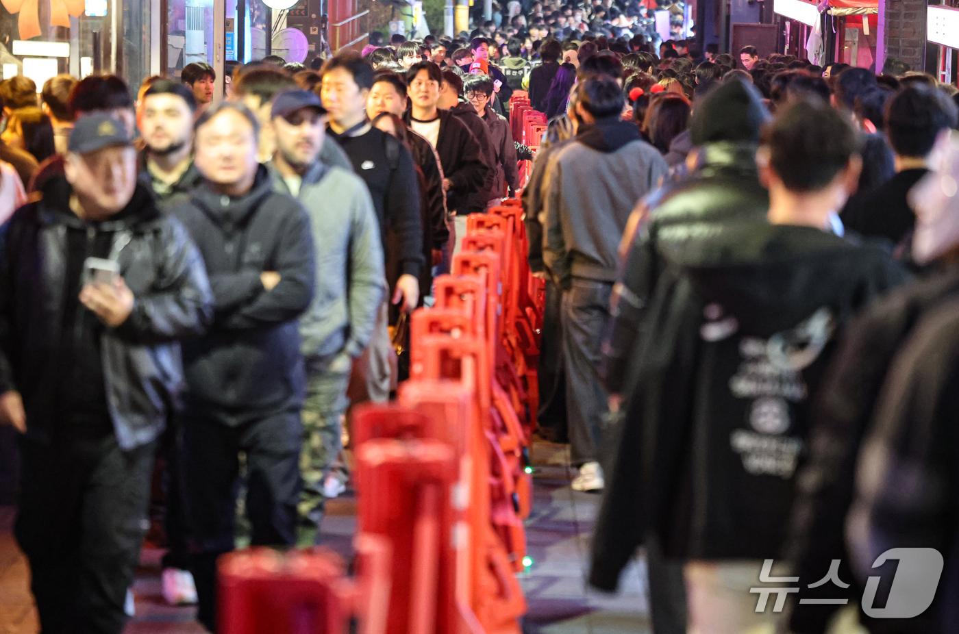(서울=뉴스1) 김도우 기자 = 핼러윈을 맞은 31일 서울 용산구 이태원 세계음식문화거리에 인파 사고 방지를 위해 우측 통행을 유도하는 펜스가 설치돼 있다. 2026.10.31/뉴 …